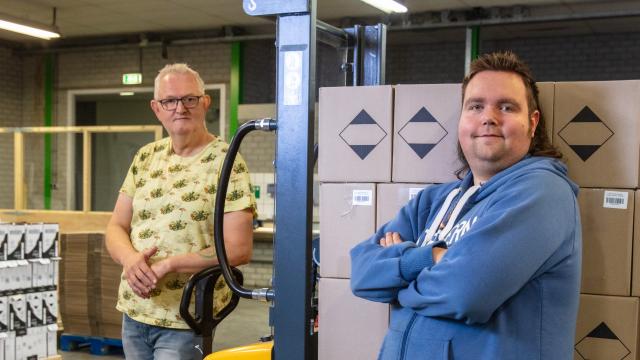 Wietze en Bouke op de Inpakafdeling